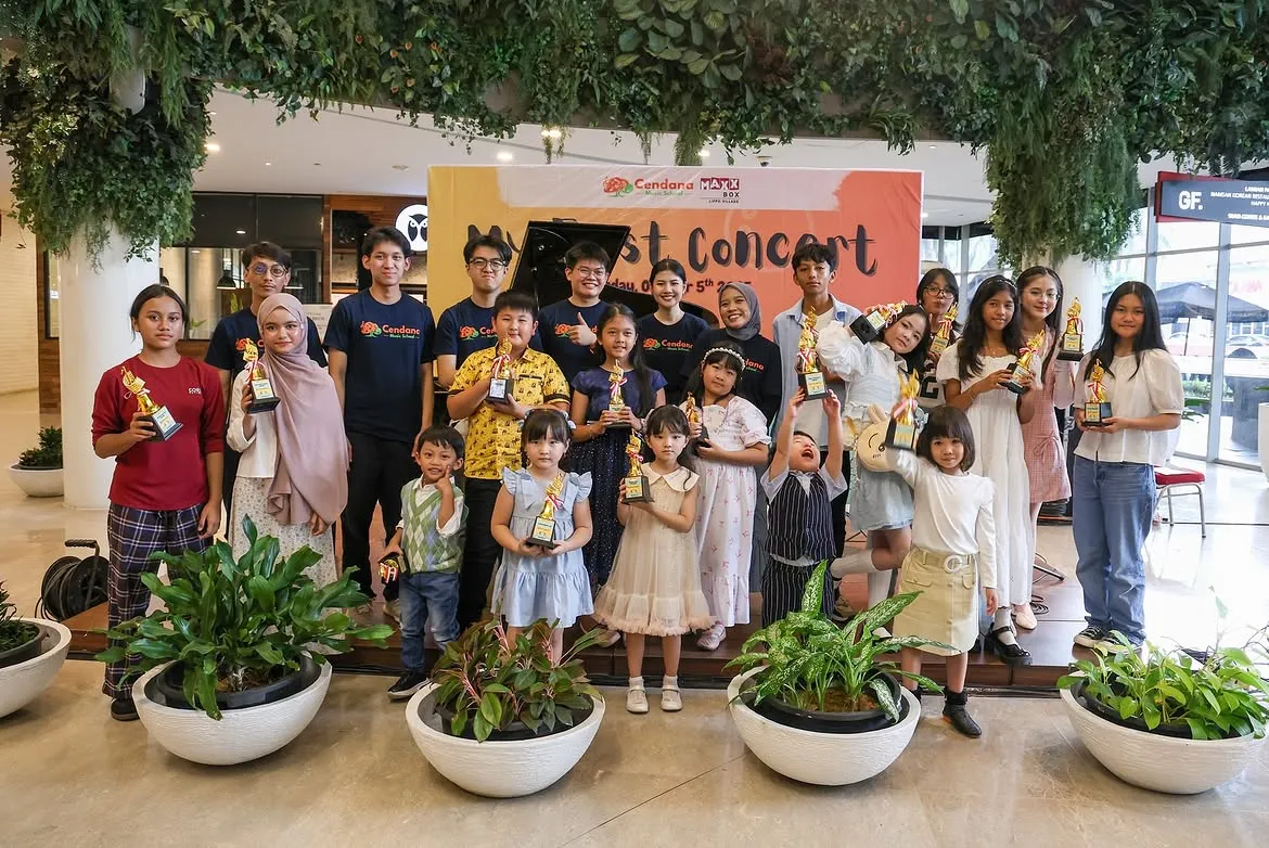 Murid Cendana Music School berfoto bersama sambil memegang piala seusai acara My First Concert