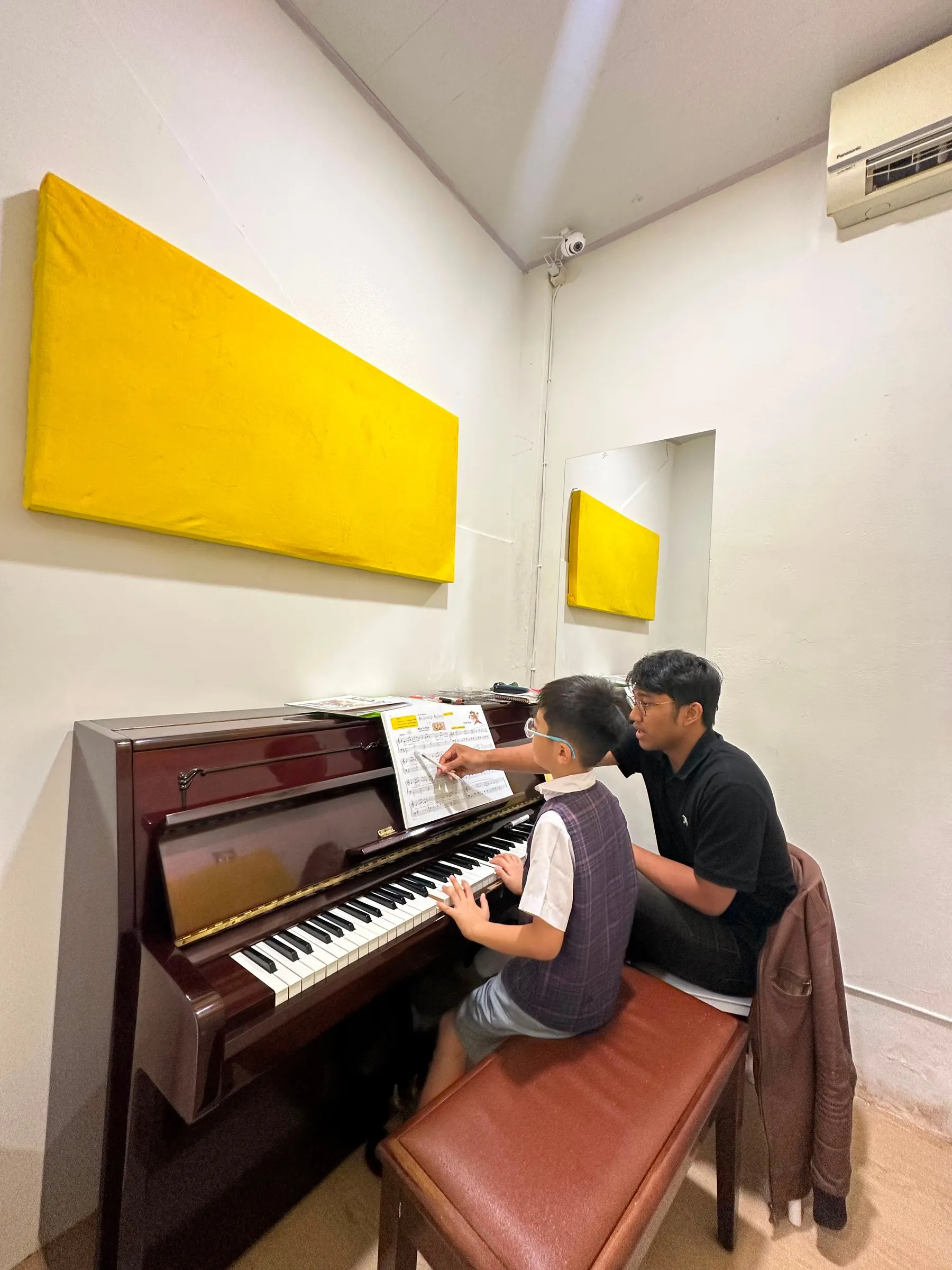Pengajar Cendana membimbing murid membaca not balok langsung di depan piano
