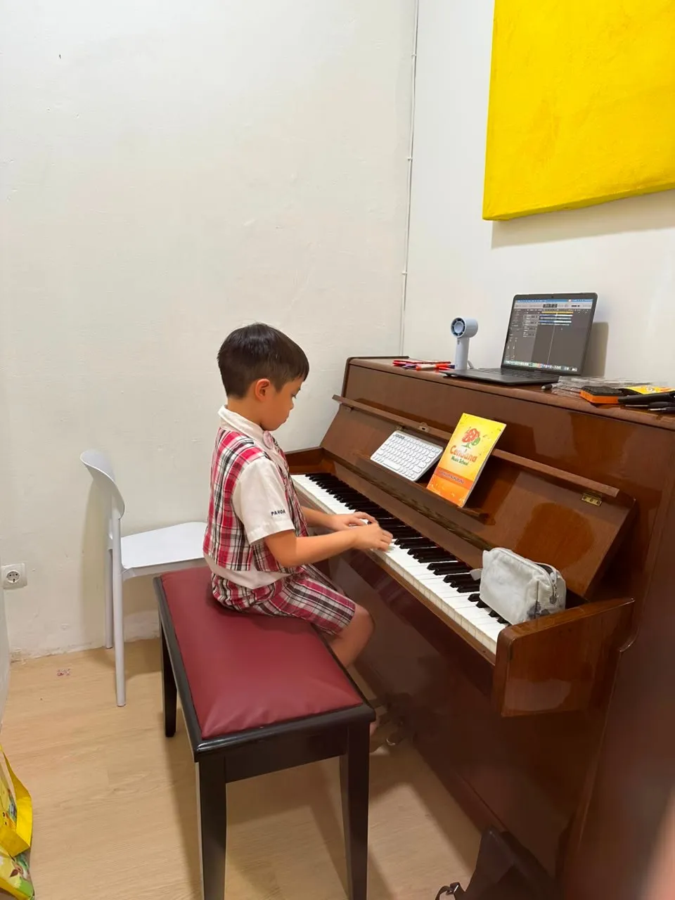 Murid berlatih piano secara mandiri di salah satu ruang kelas Cendana