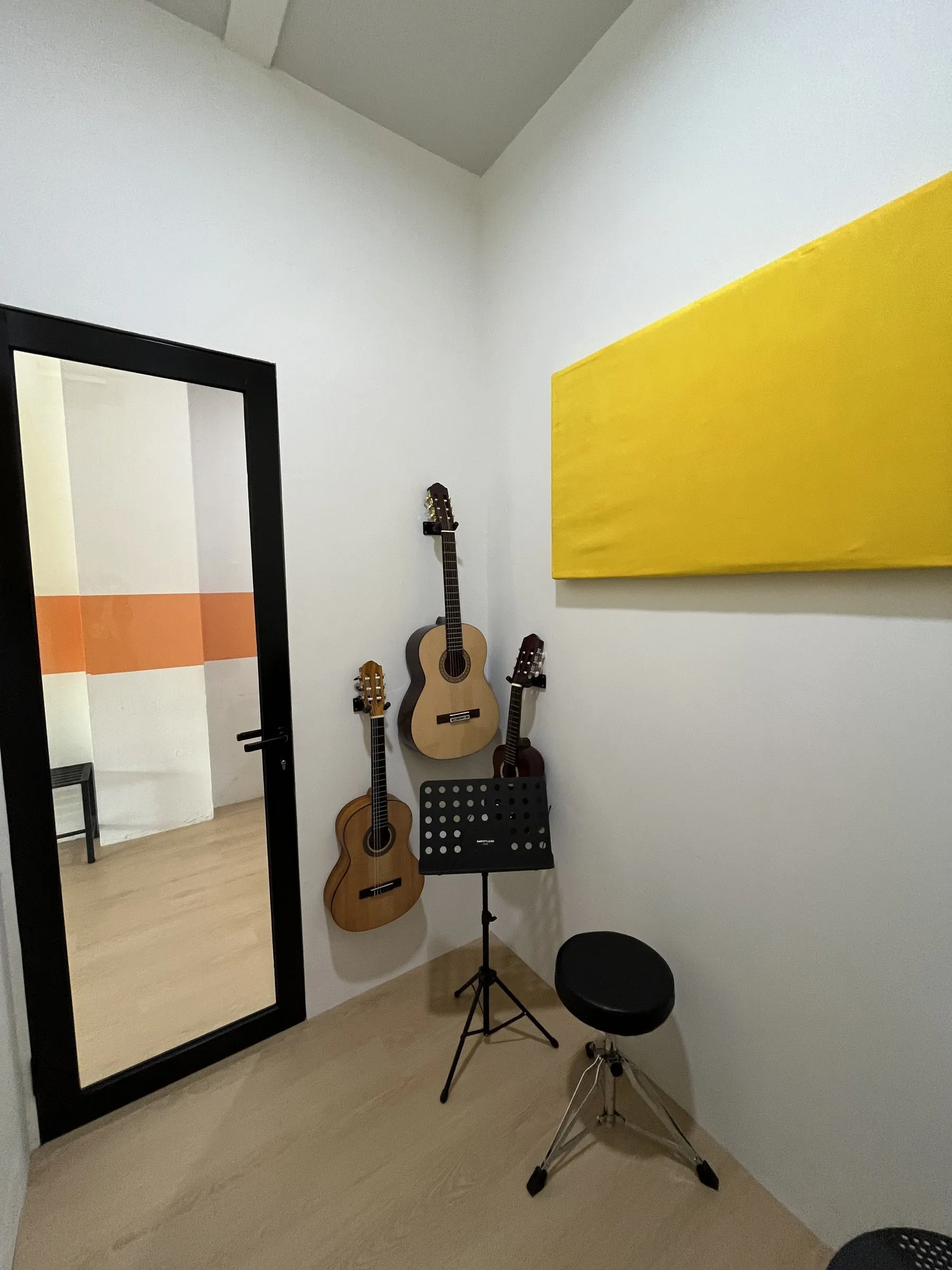 Ruang kelas gitar Cendana, dengan tiga gitar tergantung rapi di dinding