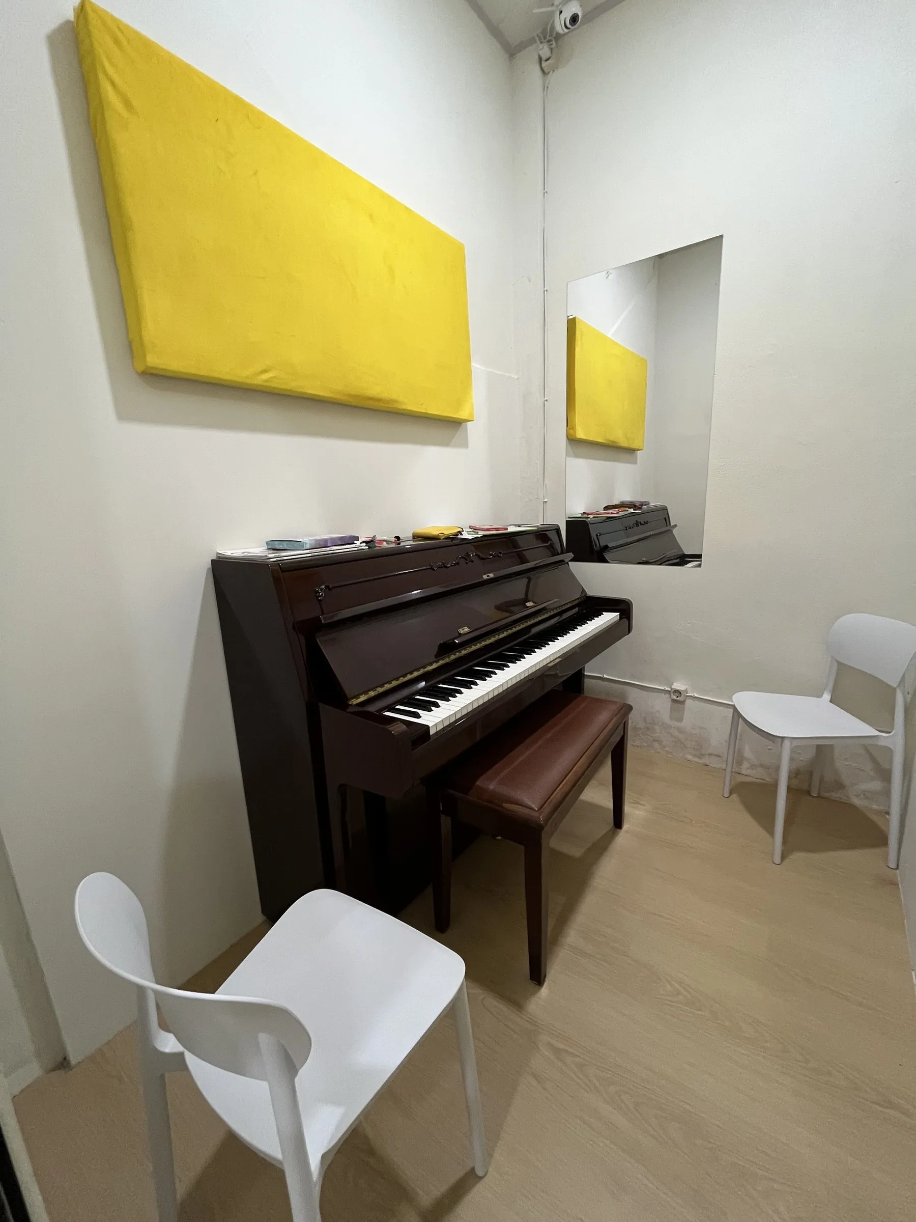 Ruang kelas piano Cendana dengan panel akustik kuning khas