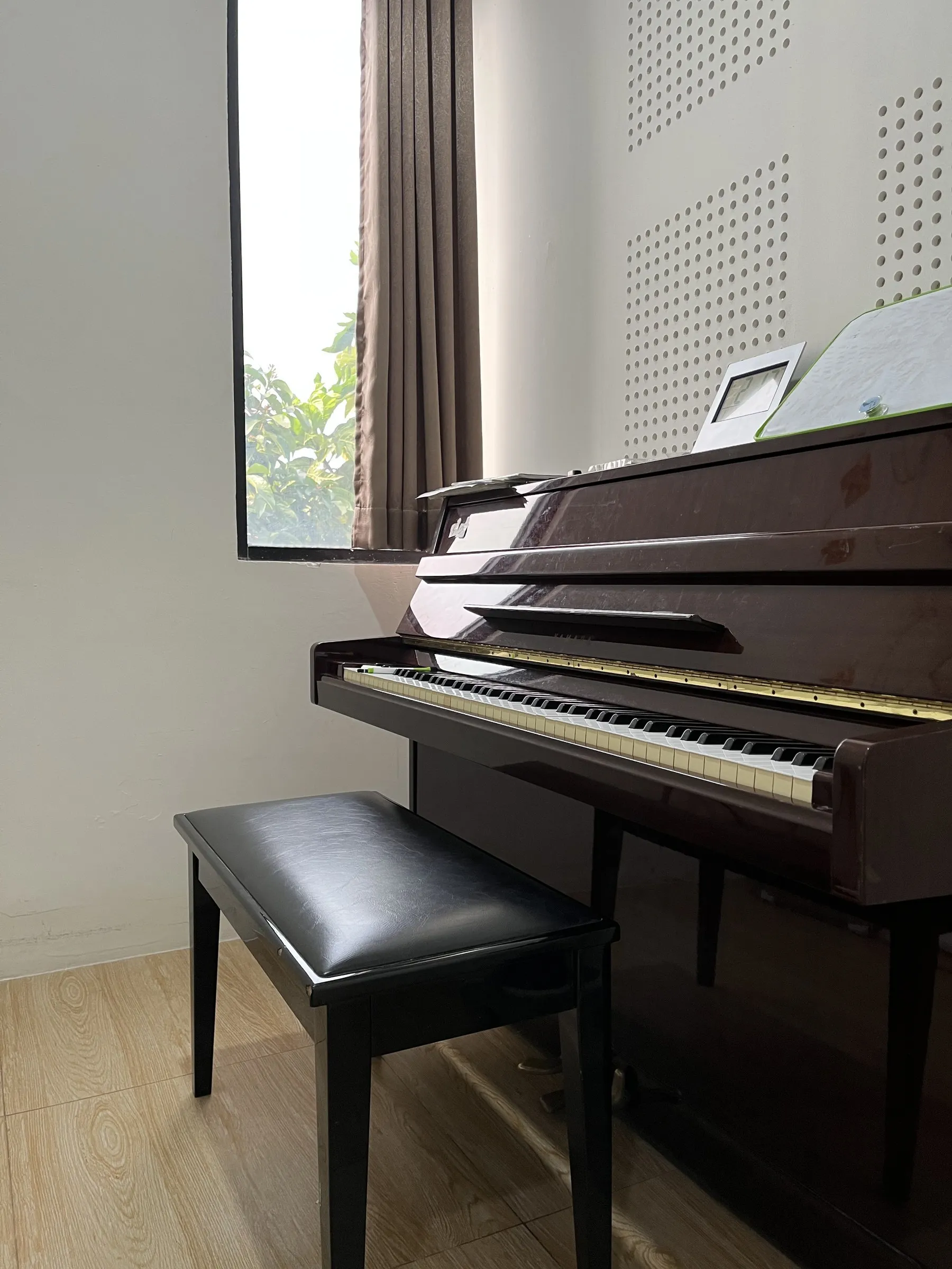 Sudut ruang piano Cendana yang menghadap jendela