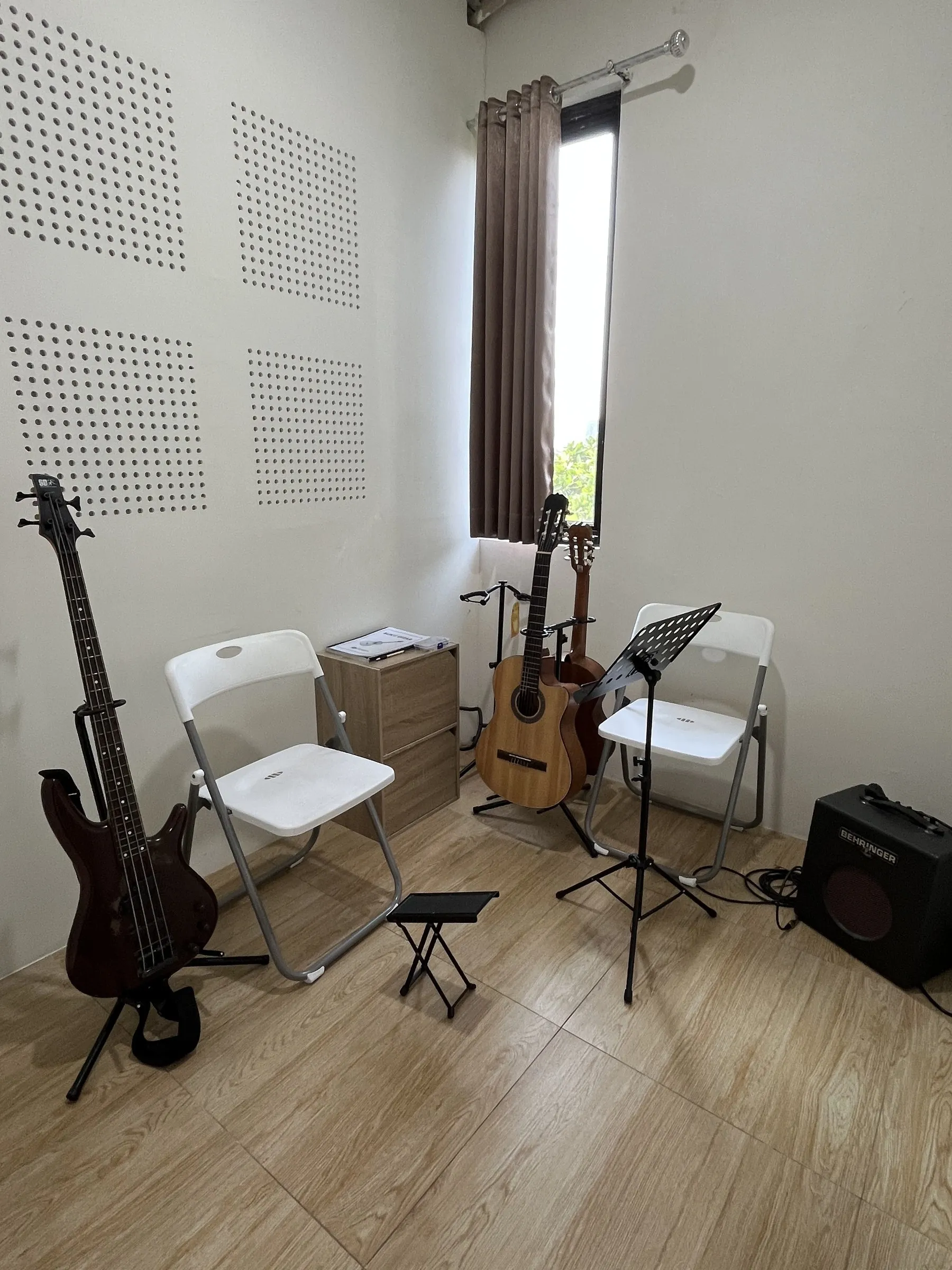Lorong menuju ruang-ruang kelas Cendana Music School